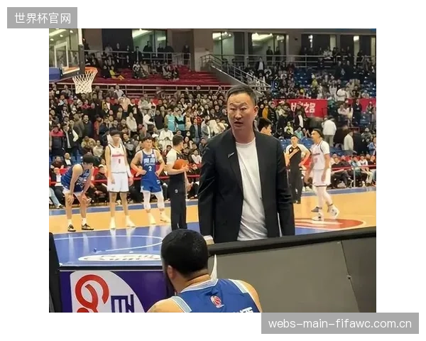 刘维伟教练的青春风暴见成效，青岛队以快速攻防转换锁定季后赛席位。